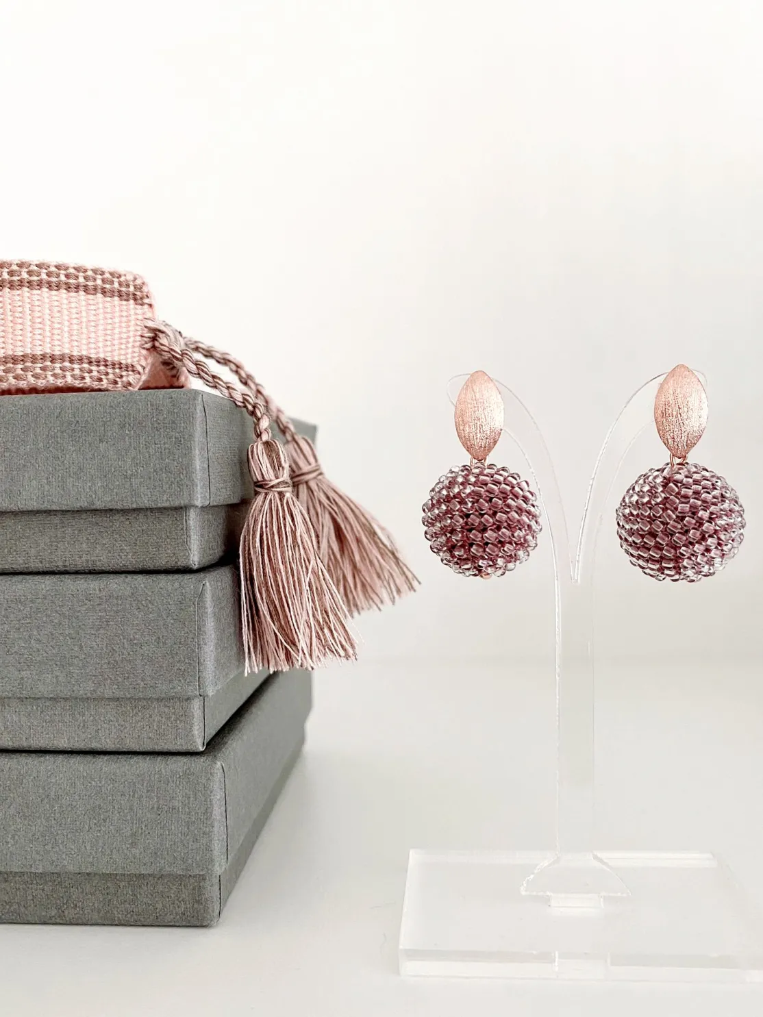 ohrangerie Rosa Stücke | Hochzeitsohrringe<Beerenkugeln, pastellaubergine mit Blattsteckern