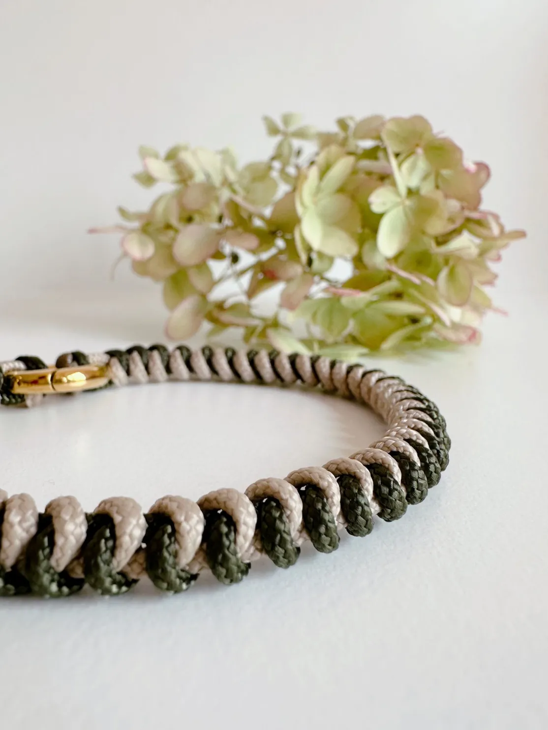 ohrangerie Limited Edition | Grüne Stücke<Geknüpftes Armband aus Segeltau, olive/beige