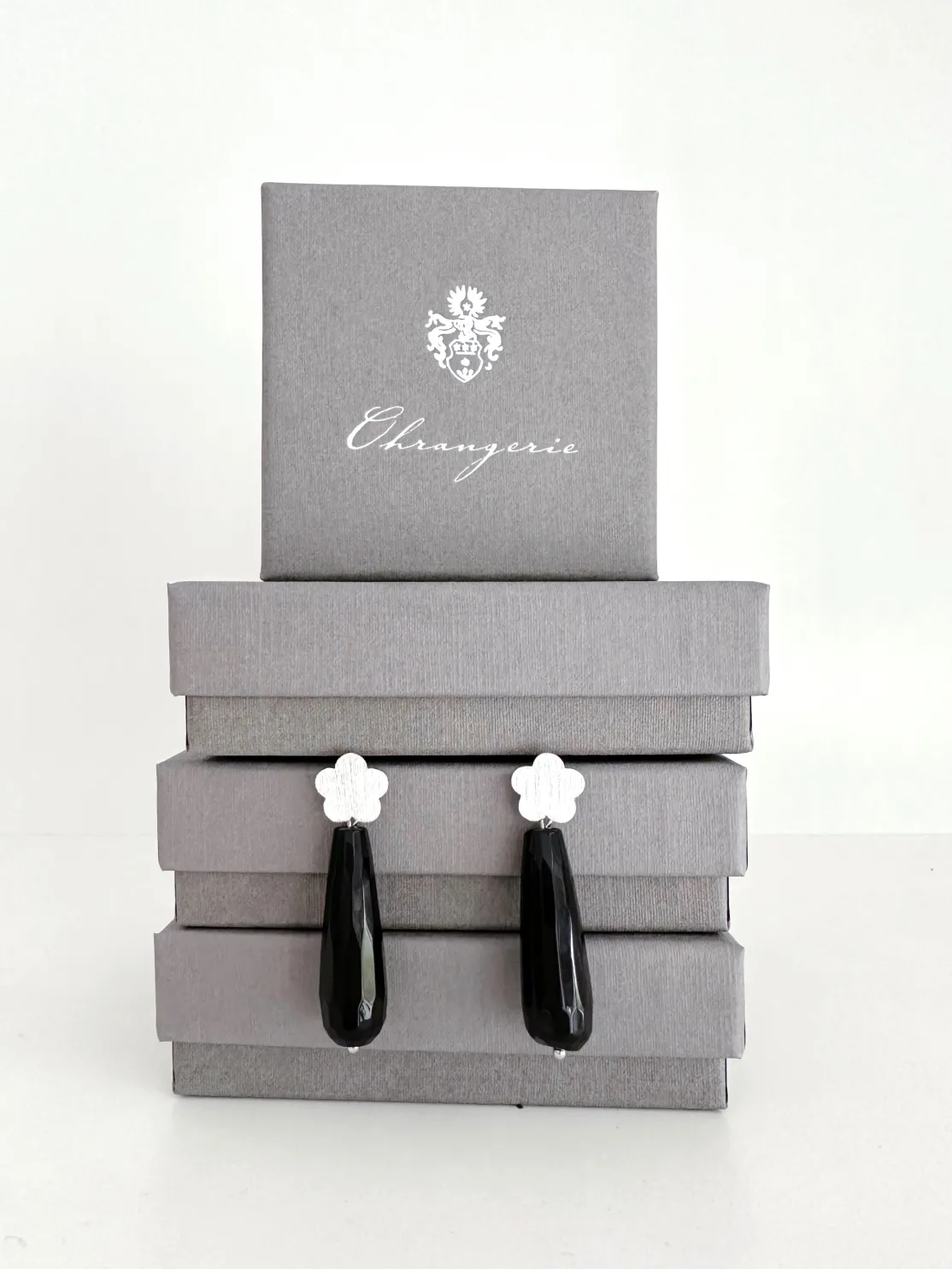 ohrangerie Schwarze Stücke | Ohrringe Aus Schmuckstein<Geschliffene Onyxtropfen, mit Glücksstecker
