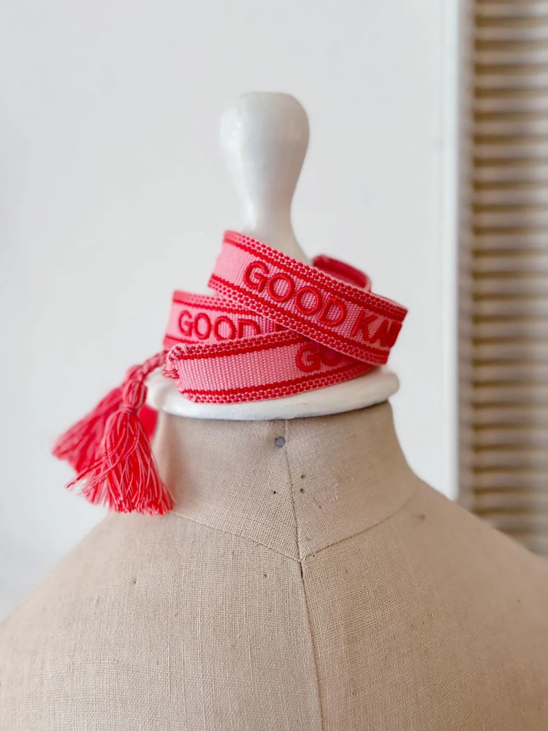 ohrangerie Limited Edition | Rosa Stücke<Gewebtes Armband "Good Karma", rot/rosa