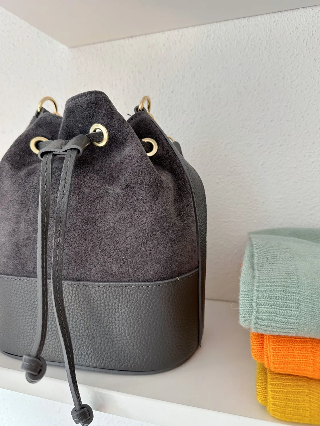 ohrangerie Limited Edition | Graue Stücke<Lederbeutel mit Crossbodyriemen, anthrazit