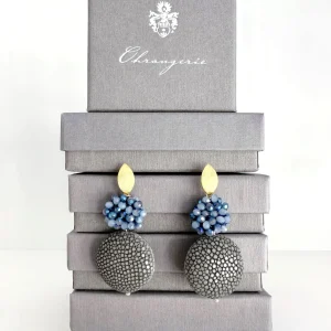 ohrangerie Graue Stücke | Blaue Stücke<Ohrringe aus Rochenleder grau mit oxfordblauen Glitzersteinchen