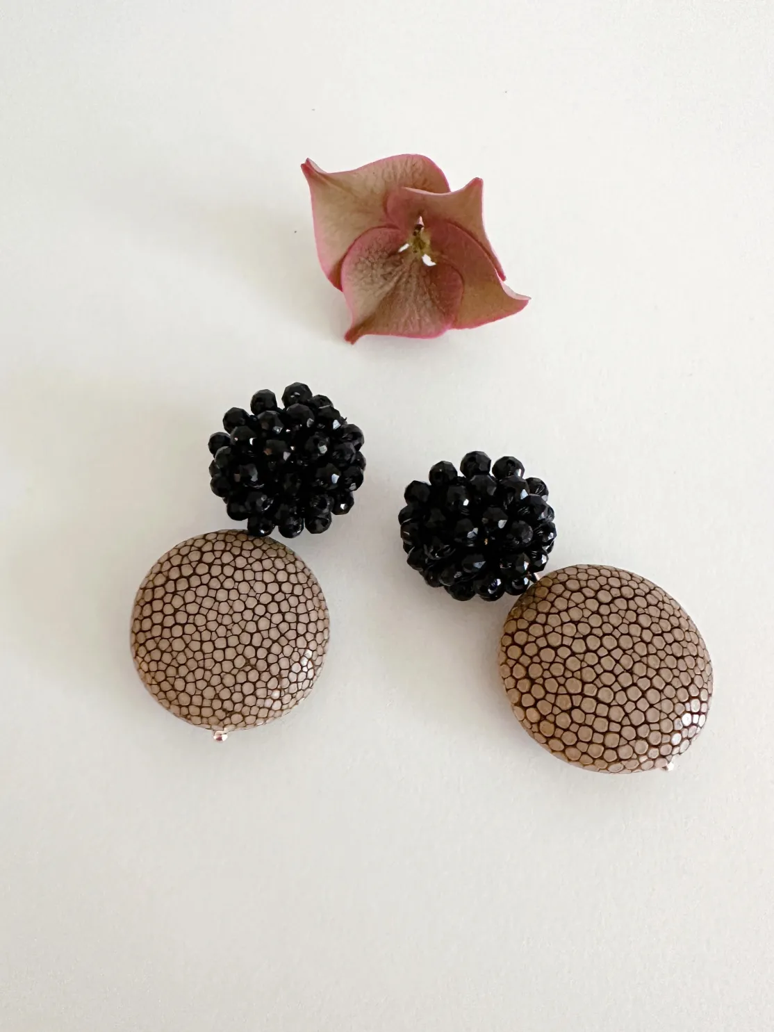 ohrangerie Erdige Stücke | Ohrringe Aus Rochenleder<Ohrringe aus Rochenleder mit Glitzerbeerensteckern, braun/schwarz