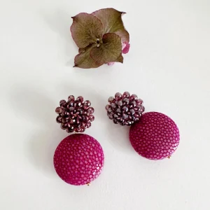 ohrangerie Lila Stücke | Pinke Stücke<Ohrringe aus Rochenleder mit Glitzerbeerensteckern, fuchsia/traube