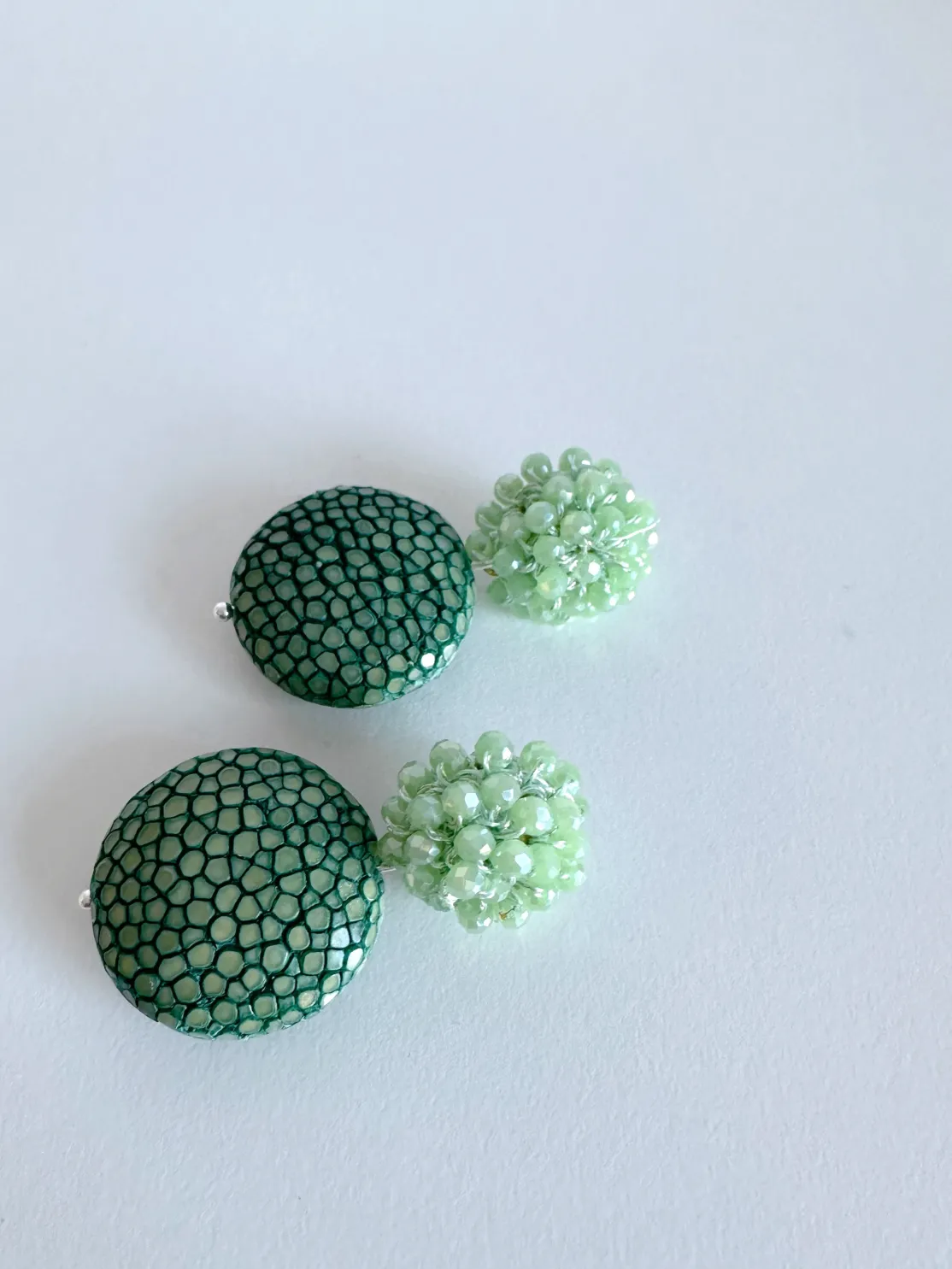 ohrangerie Grüne Stücke | Ohrringe Aus Rochenleder<Ohrringe aus Rochenleder mit Glitzerbeerensteckern, smaragdgrün/lindgrün