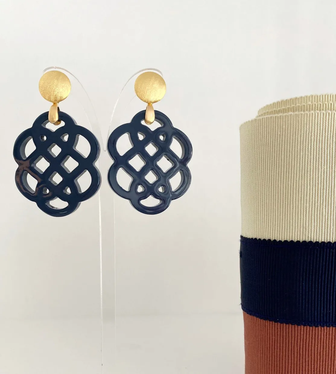 ohrangerie Blaue Stücke | Ohrringe Aus Horn<"Anemone" aus Horn, nachtblau