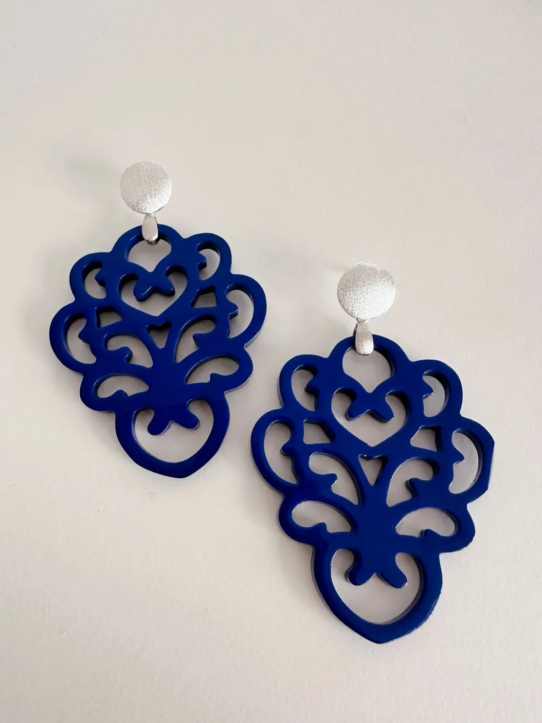 ohrangerie Blaue Stücke | Ohrringe Aus Horn<"Butterblume" aus Horn, blitzblau