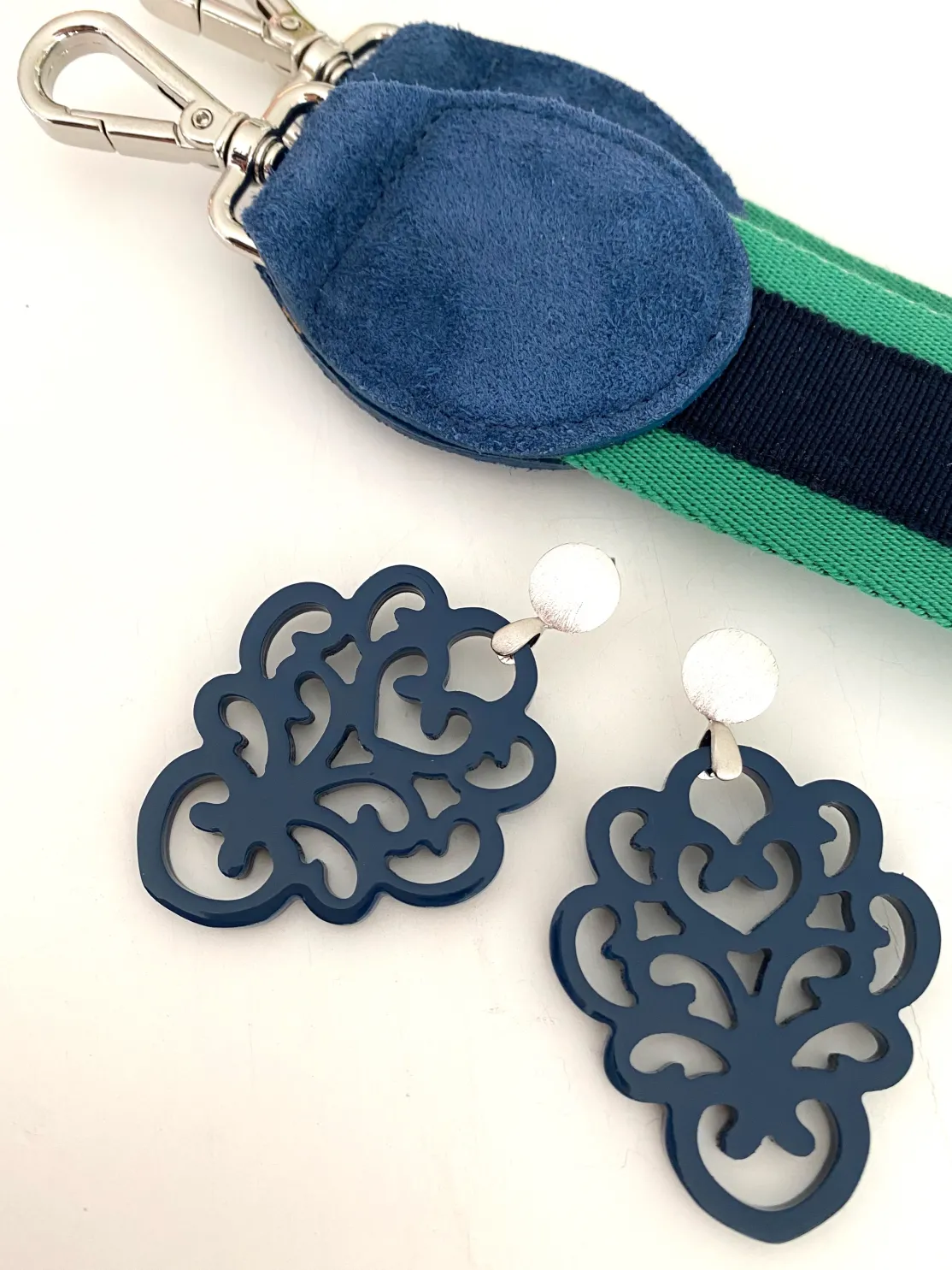 ohrangerie Blaue Stücke | Ohrringe Aus Horn<"Butterblume" aus Horn, dunkelblau