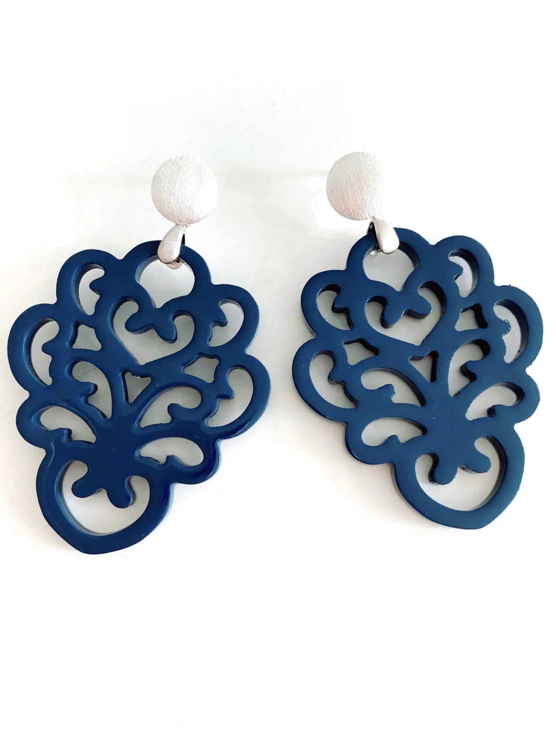 ohrangerie Blaue Stücke | Ohrringe Aus Horn<"Butterblume" aus Horn, dunkelblau