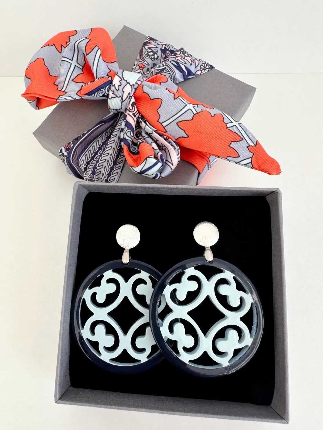 ohrangerie Limited Edition | Blaue Stücke<"Edelrose" aus Horn, dunkelblau/hellblau
