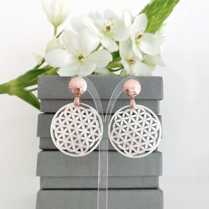 ohrangerie Weiße Stücke | Hochzeitsohrringe<"Lebensblume" aus Perlmutt, weiß