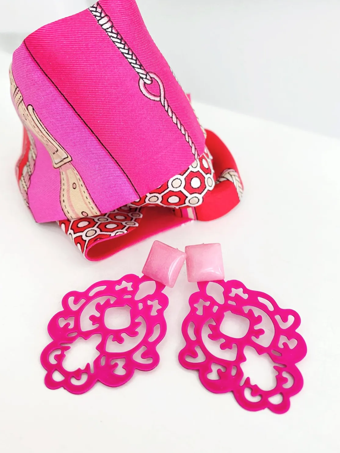 ohrangerie Pinke Stücke | Ohrringe Aus Schmuckstein<"Orientalische Blätter" aus Edelmetall, neonpink mit Jade