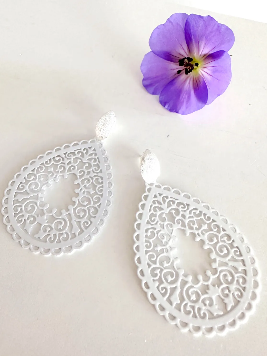 ohrangerie Weiße Stücke | Hochzeitsohrringe<"Orientalische Tropfen" aus Edelmetall, weiß