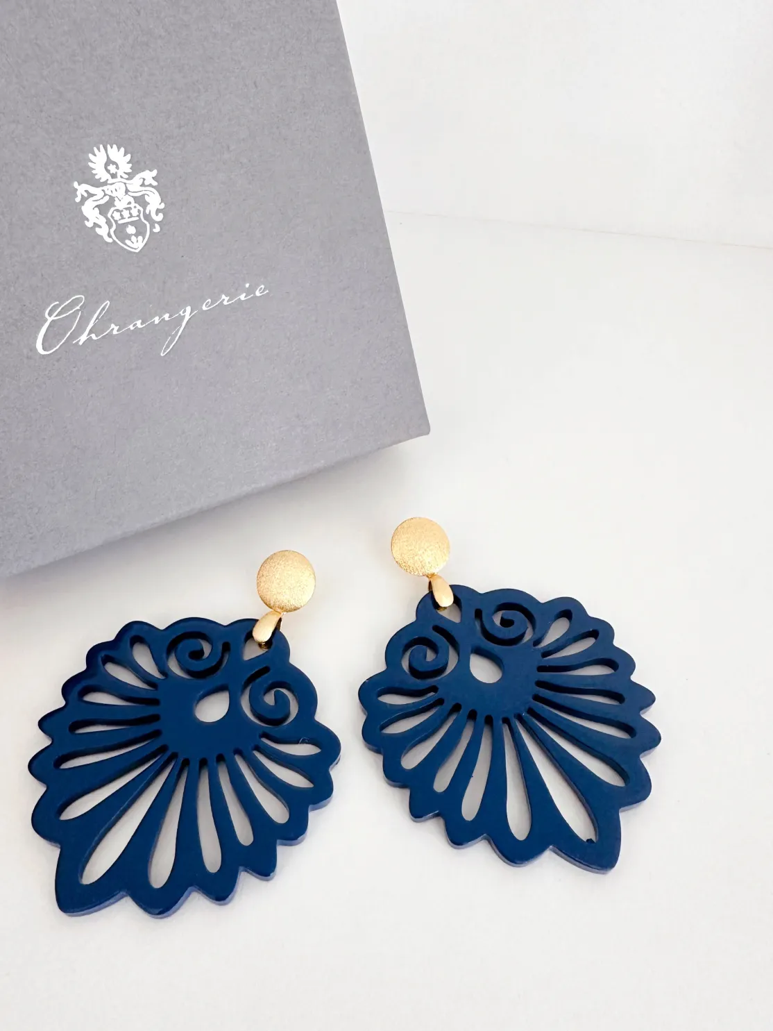 ohrangerie Blaue Stücke | Ohrringe Aus Horn<"Venus" aus Horn, dunkelblau