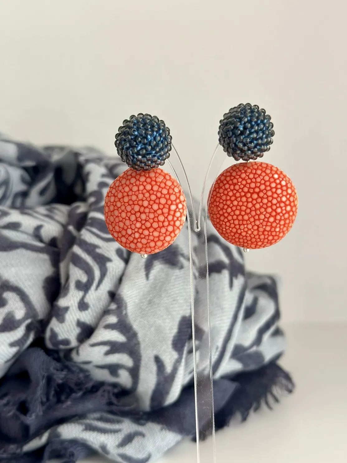 ohrangerie Orange Stücke | Blaue Stücke<Rochenleder mit Beerensteckern, dunkelblau/orange