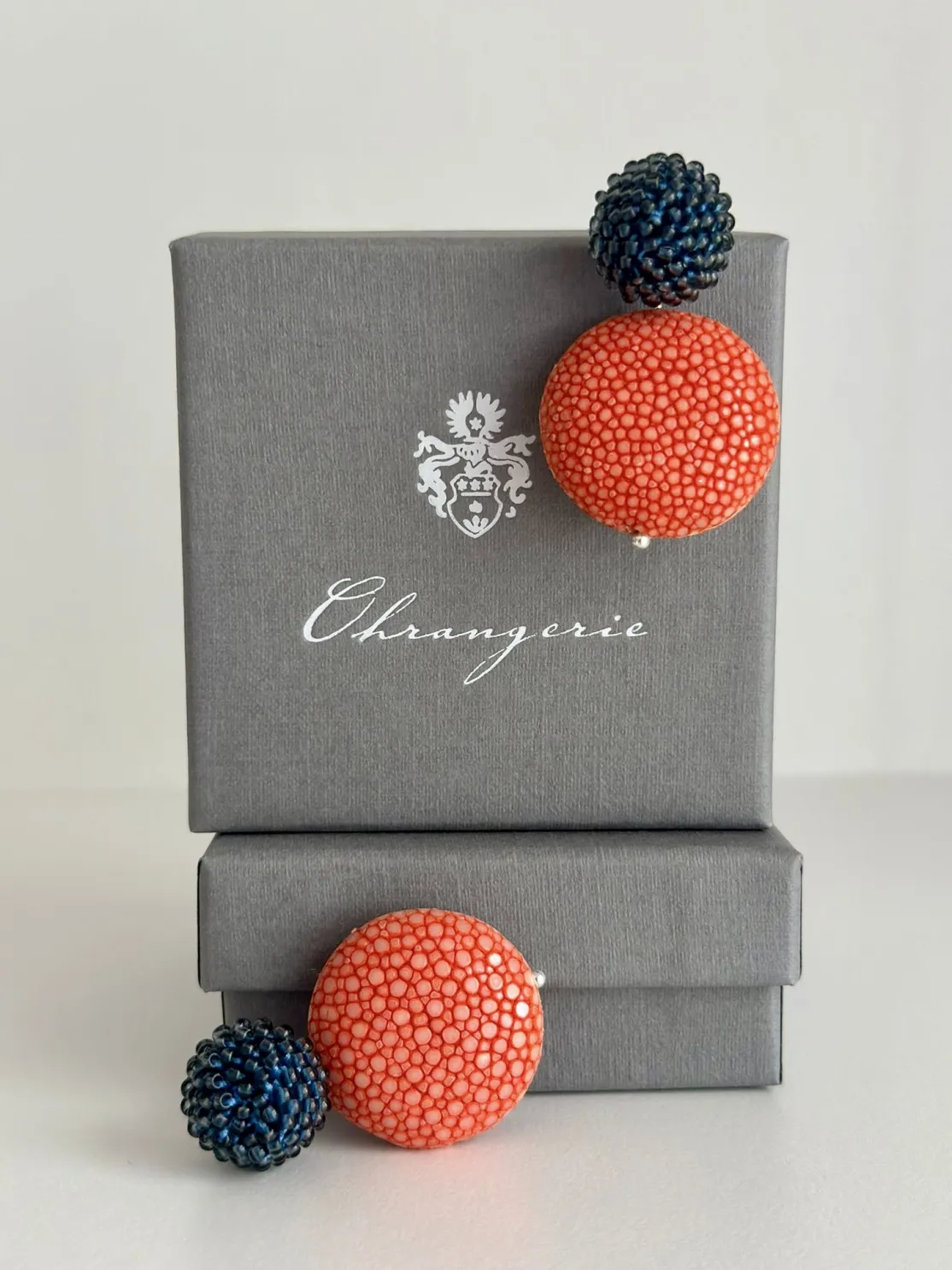 ohrangerie Orange Stücke | Blaue Stücke<Rochenleder mit Beerensteckern, dunkelblau/orange