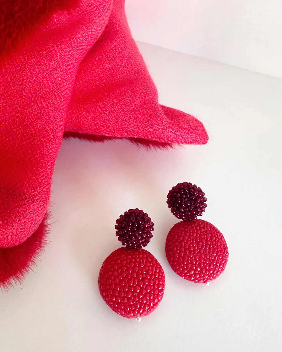 ohrangerie Rosa Stücke | Ohrringe Aus Rochenleder<Rochenleder mit Beerensteckern, rot/bordeaux