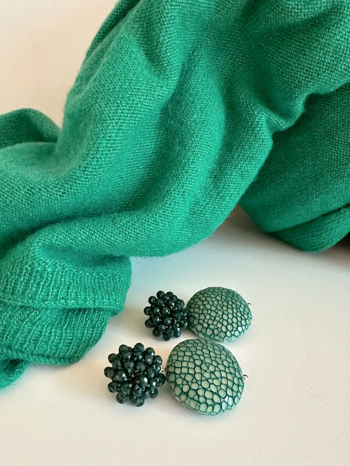 ohrangerie Grüne Stücke | Ohrringe Aus Rochenleder<Rochenleder mit Glitzerbeerensteckern, flaschengrün